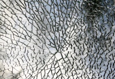 Glaser bei der Reparatur eines Fensters in Salzburg